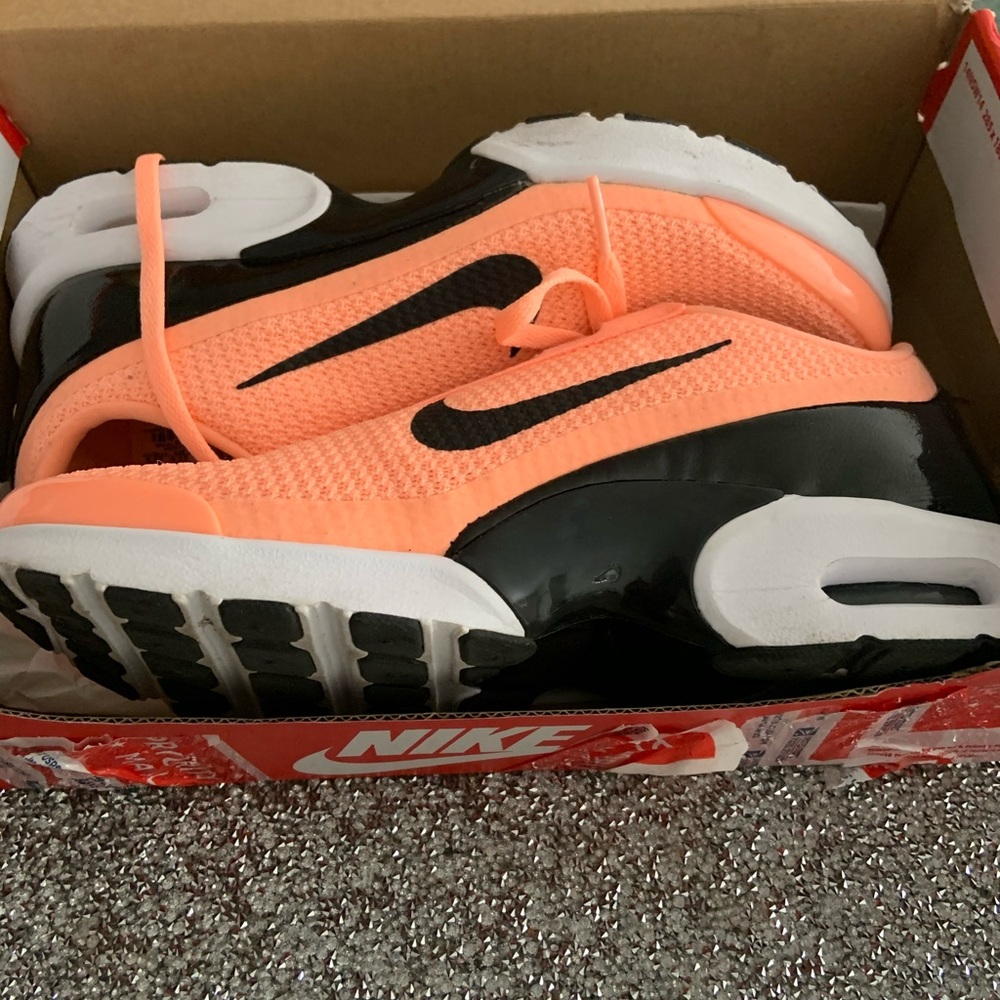 Sneakers - Picture 5 of 5